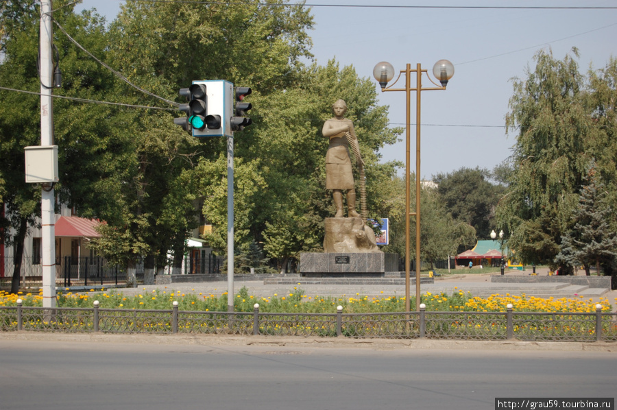 Памятник Маншук Маметовой Уральск, Казахстан