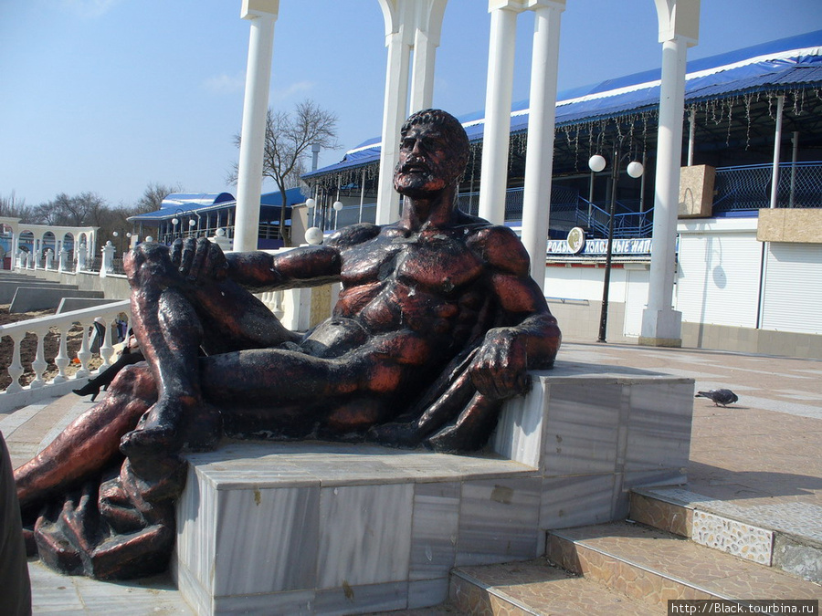 Скульптура «Отдыхающий Геракл» Евпатория, Россия