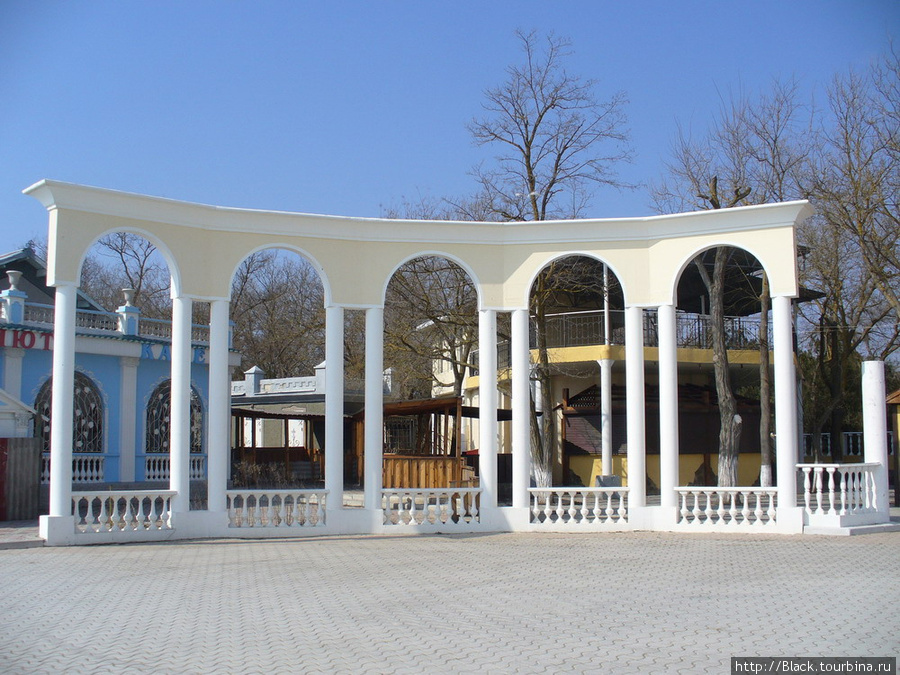 Синее здание за аркой – кафе «Анюта» Евпатория, Россия