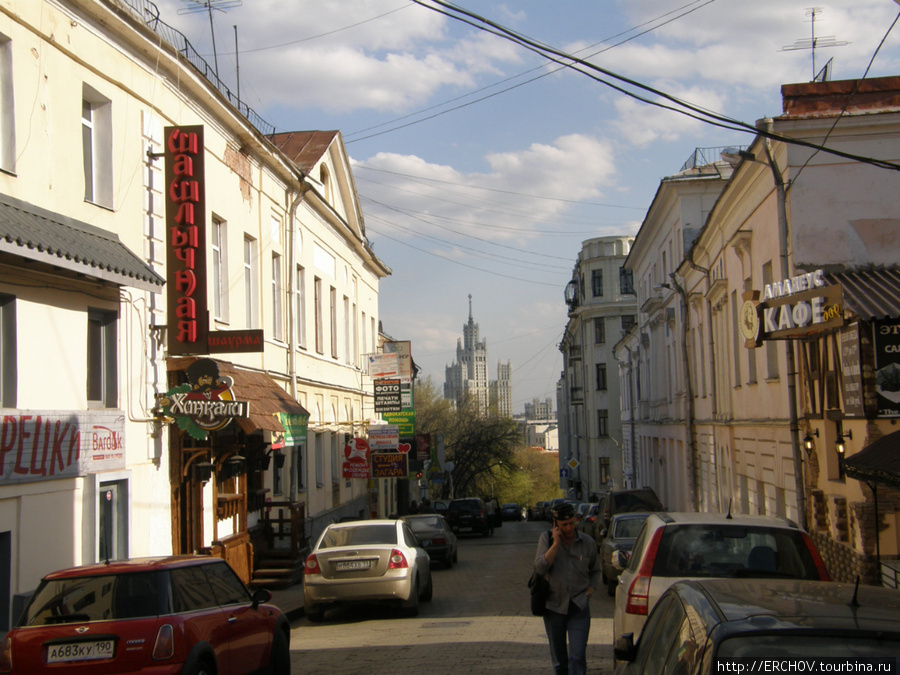 Вид с Маросейки на Большой Спасоглинищенский переулок. Москва, Россия