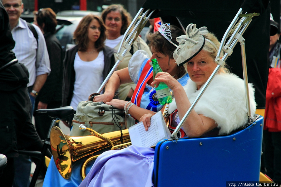 Празднование королевской свадьбы - люди Лондон, Великобритания