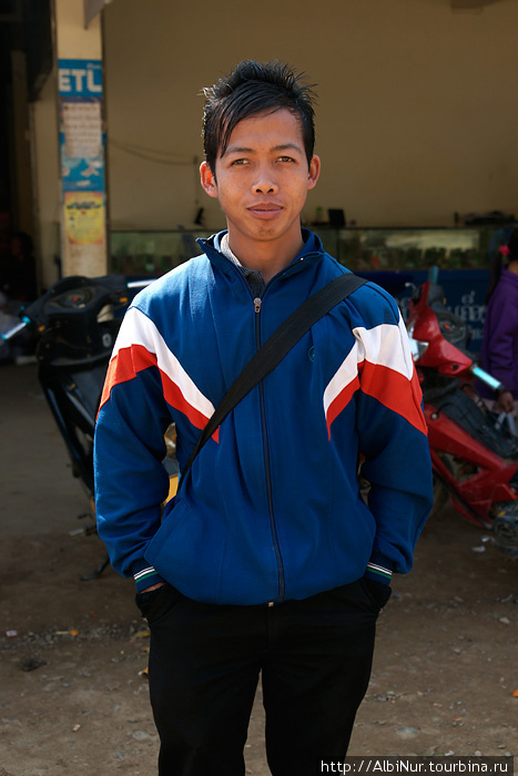 Будущий студент, На Мор. 
 — В Лаосе очень трудно учиться, я боюсь ошибиться с выбором профессии, моя семья очень бедна. Вы не знаете на кого мне пойти? Лаос