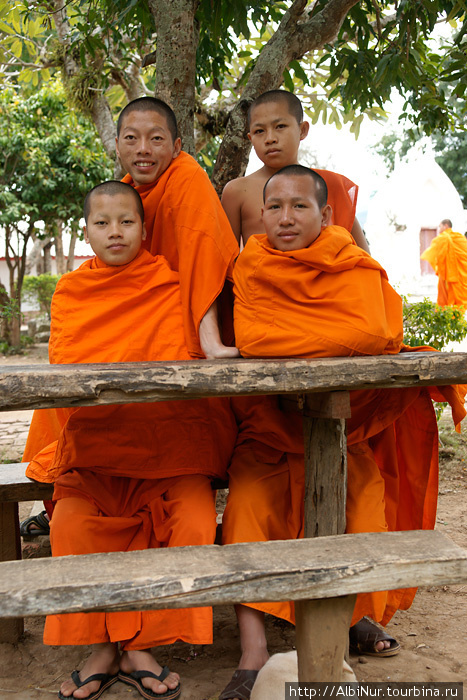 Монахи, Луангпрабанг. 
 — Я здесь последний год, потом хочу делать политическую карьеру. А они хотят быть полицейскими. Лаос