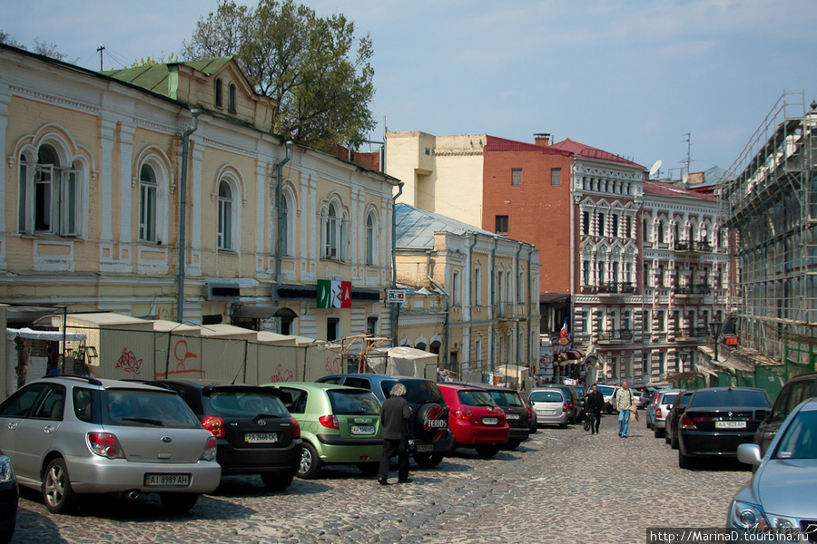 Разнообразная архитектура, хранящая в своих силуэтах немало тайн и легенд, сама атмосфера творчества и свободы царящая  тут, исходящая от каждого камешка мощеной мостовой, – всё это Андреевский спуск.Основная затройка улицы проводилась в 90 годах XIX ст. и в начале XX ст. Сейчас Андреевский спуск является местом производства, выставки и продажи живописи и изделий народного творчества под открытым небом. Здесь можно увидеть множество художников, ремесленников, мастеров гончарного дела. Они демонстрируют свои работы — картины, украшения, сувениры, предметы раритетной ценности. Киев, Украина