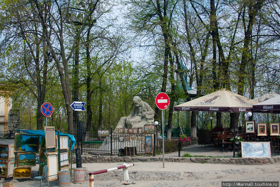 Копия памятника Т.Г. Шевченко установленного в 1918 году в г. Ромен Киев, Украина