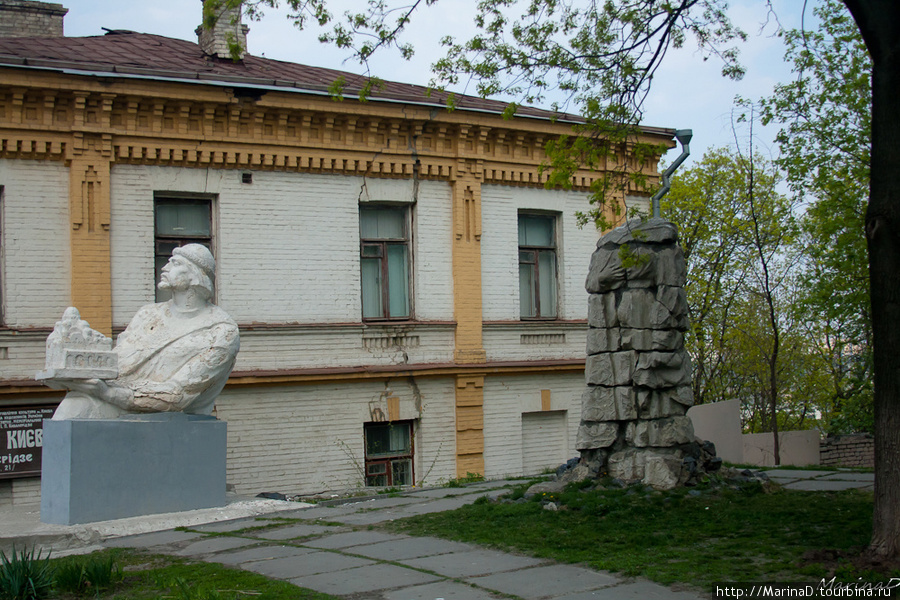 Копия памятника Ярославу Мудрому возле дома-музея Кавалеридзе, а сам памятник установлен возле Золотых ворот. Киев, Украина