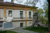 Копия памятника Ярославу Мудрому возле дома-музея Кавалеридзе, а сам памятник установлен возле Золотых ворот.