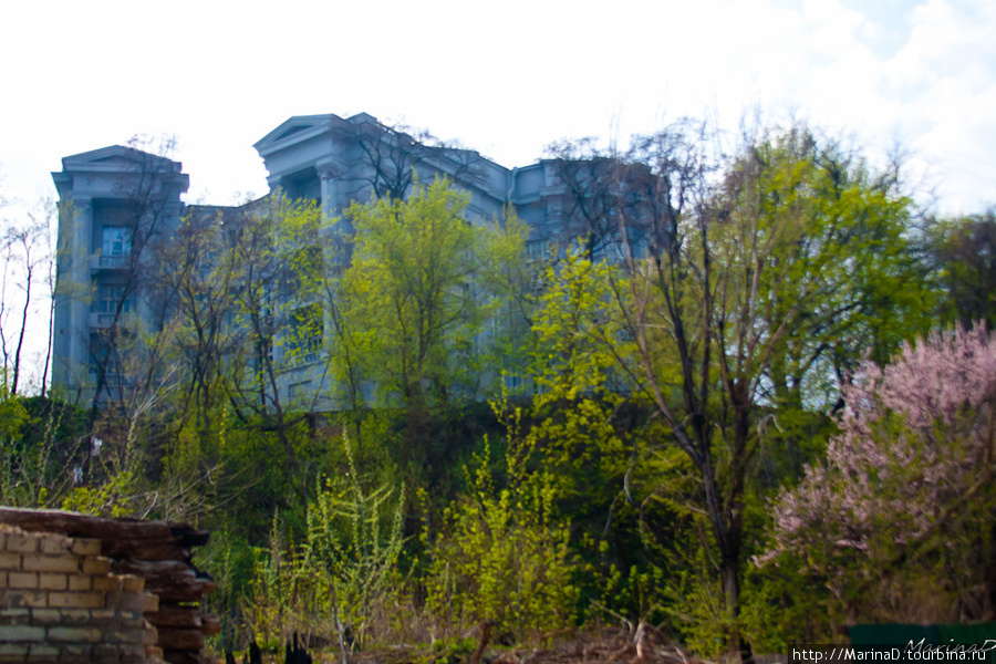 вид на исторический музей с аллеи влюбленных Киев, Украина