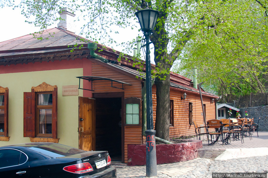 Здесь Вы найдете множество небольших ресторанчиков и кафе, где можно вкусно поесть и отдохнуть в атмосфере конца XIX — начала XX ст. Киев, Украина