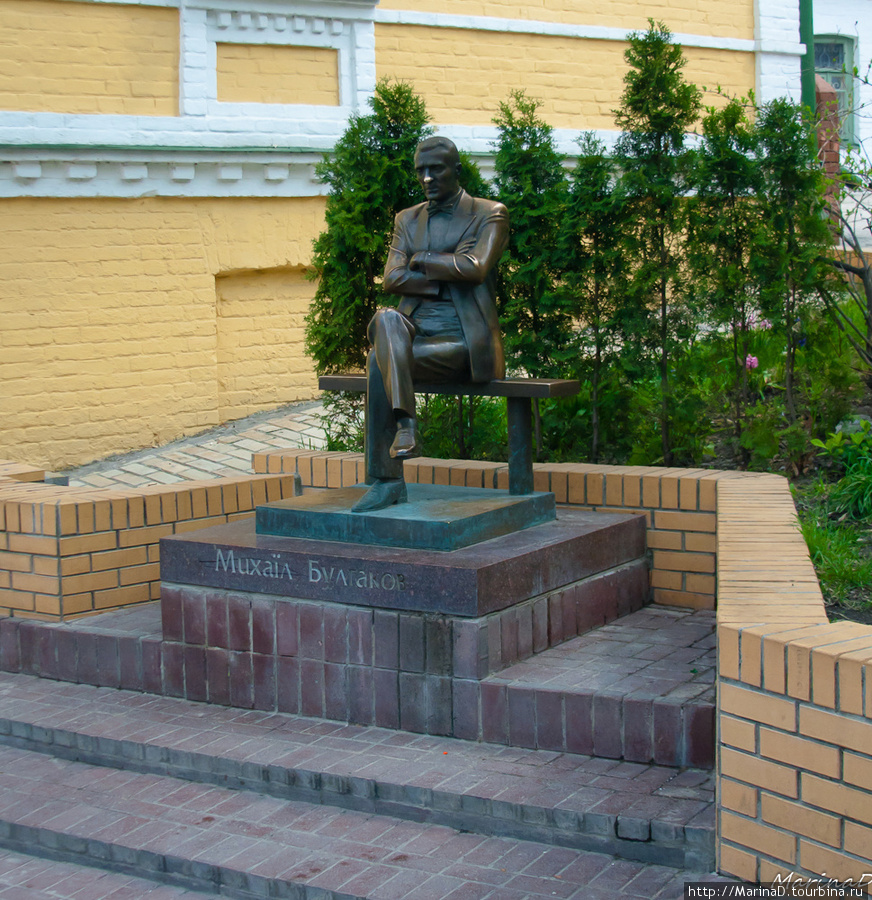Памятник Михаилу Булгакову открытый 19 октября 2007 года в Киеве стал первым памятником писателю в мире. Киев, Украина