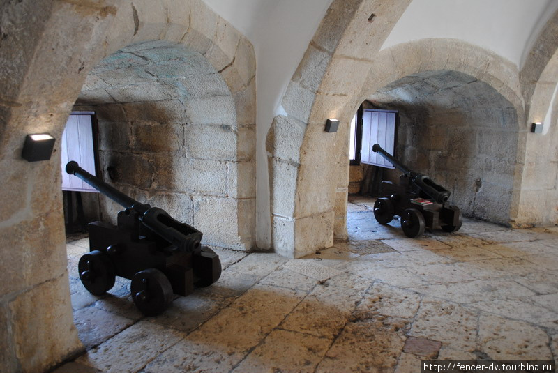 На первых этажах можно поизучать пушки Лиссабон, Португалия