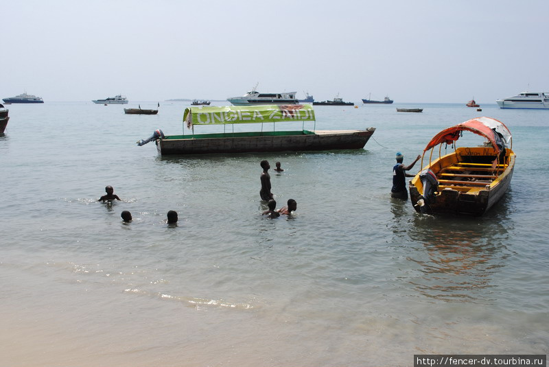 Детвора купается прямо среди лодок Стоун-Таун, Танзания