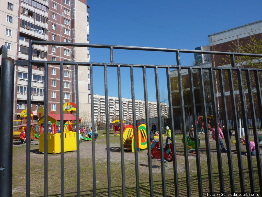 Эта же детская площадка 30 апреля. Весна и дети. Санкт-Петербург, Россия