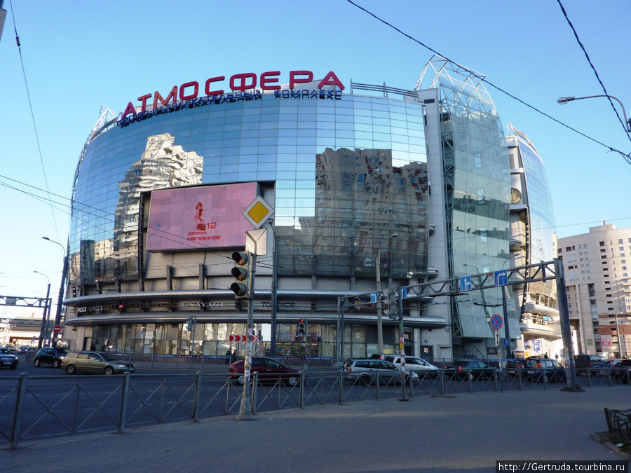 Красивое  круглое здание  ТРК Атмосфера Санкт-Петербург, Россия