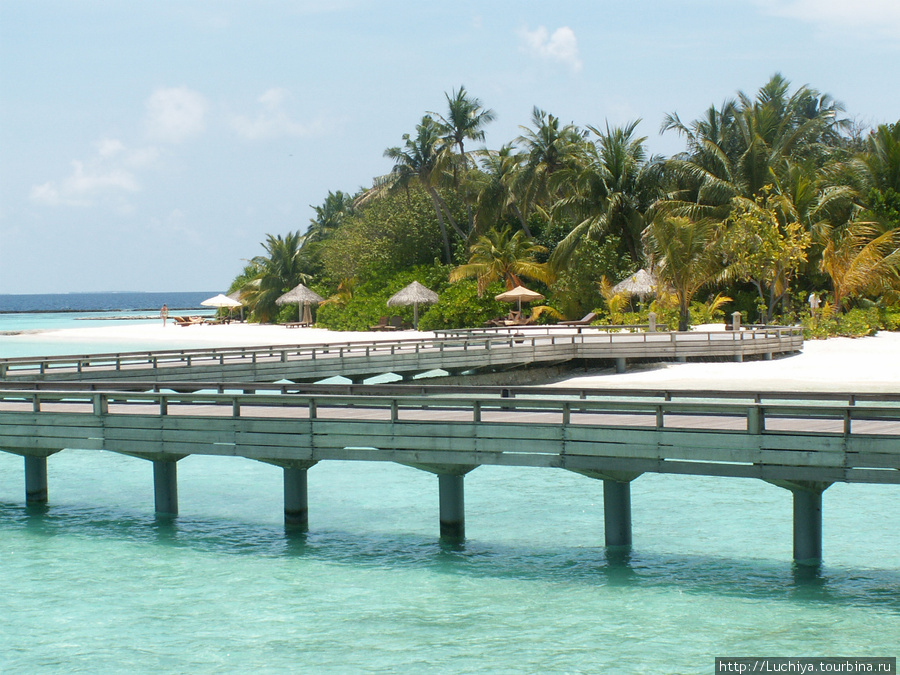 По таким мостикам жители домов в океане добираются до берега. Мальдивские острова
