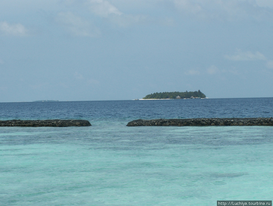 Для того чтобы волны Индийского океана не мешали Вам заниматься снокилингом и дайвингом круглый год построены волнорезы. Мальдивские острова