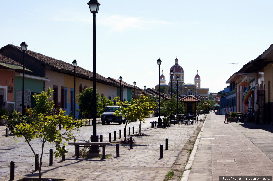 Бульвар ведет от берега озера к кафедральному собору Гранада, Никарагуа