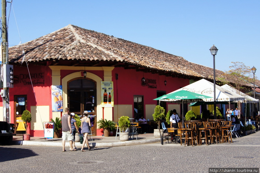 Рестораны и столики прямо на мостовой Гранада, Никарагуа