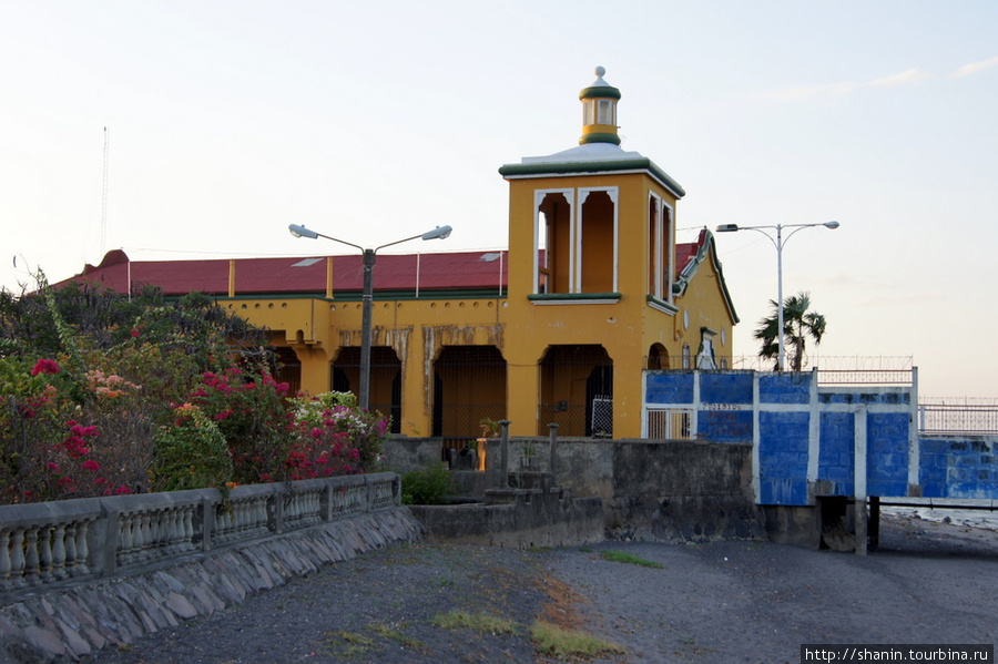 Бывший железнодорожный вокзал на берегу озера Гранада, Никарагуа