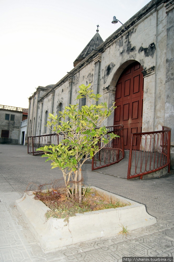 На бульваре у церкви Гранада, Никарагуа