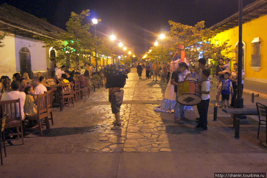 Вечерний моцион на бульваре Гранада, Никарагуа