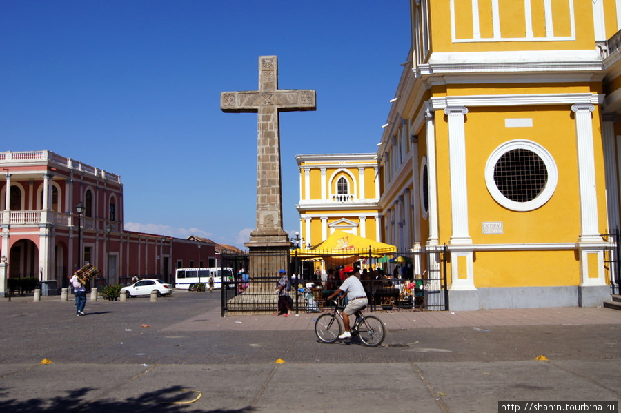 Крест у кафедрального собора Гранада, Никарагуа
