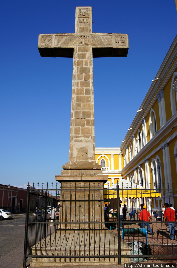 Гигантский крест у кафедрального собора в Гранаде Гранада, Никарагуа