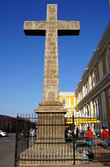 Гигантский крест у кафедрального собора в Гранаде