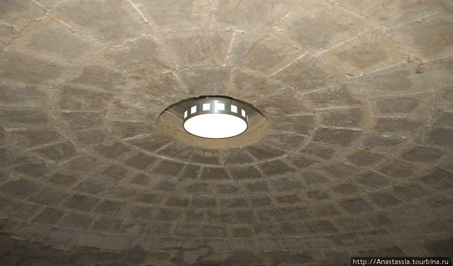 Ранее вместо лампы было сквозное отверстие, обеспечивающее должную вентиляцию в этом многоэтажном сооружении Баку, Азербайджан