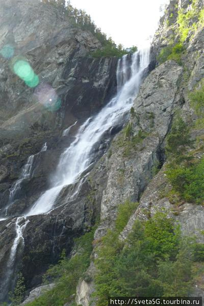 Один из бесчисленных водопадов. Берген, Норвегия