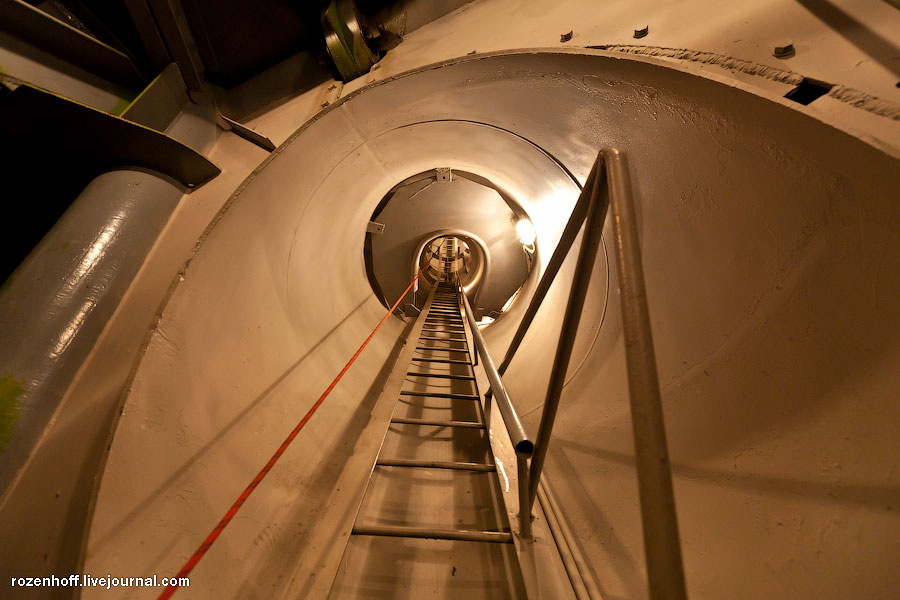 Этот туннель — левая рука, со щитом. Лезть нужно осторожно, так как отверстия небольшие (Сергей Доля пока лишен возможности пробраться наверх): Киев, Украина