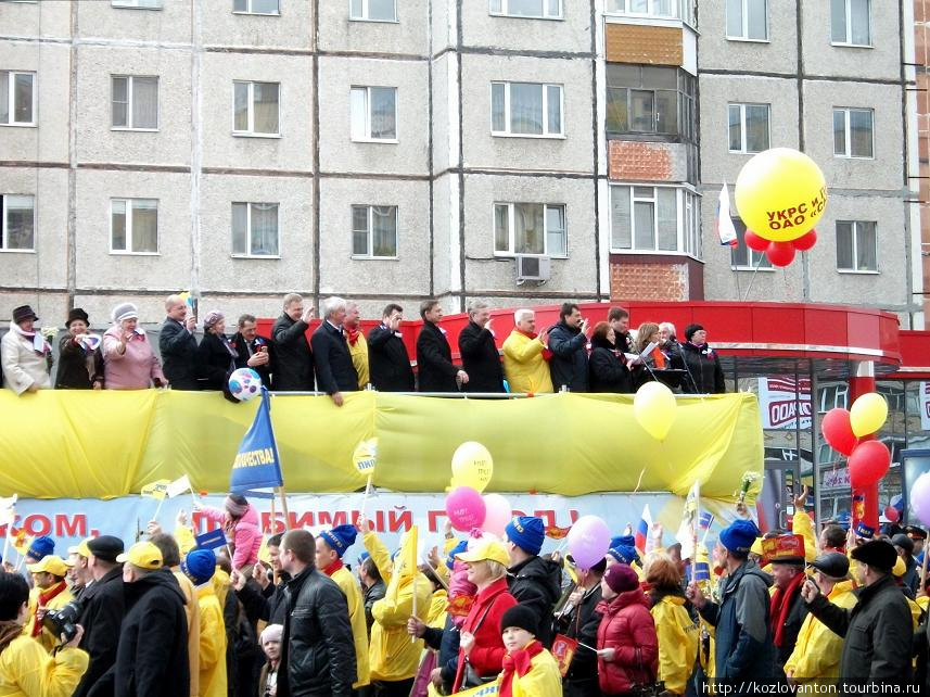 Первомайские лозунги с трибуны и громогласное УРА! проходящих колонн. Сургут, Россия