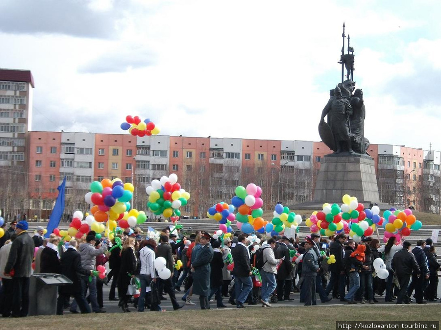 На площади основателей Сургута. Сургут, Россия