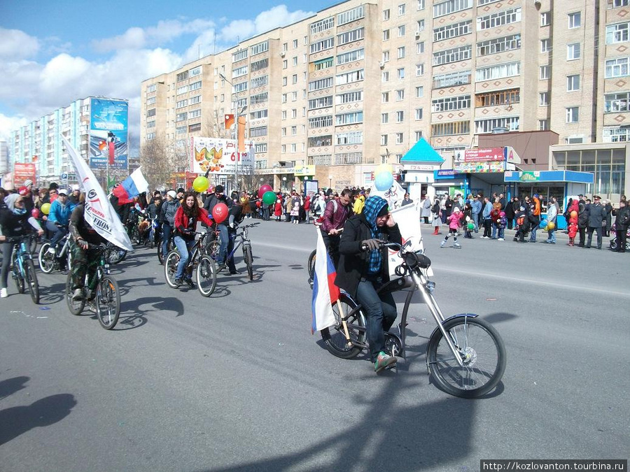 На параде — городской клуб велосипедистов. Сургут, Россия