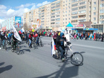 На параде — городской клуб велосипедистов.
