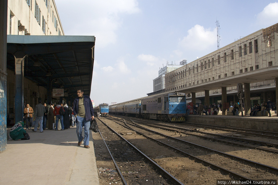 Часть вокзала, всего около 25 путей, в том числе под крышей. Каир, Египет
