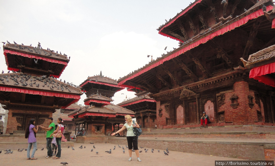 Дворцовая площадь Катманду изобилует пагодами, туристами и ... голубями. Непал