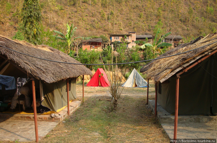 Рафтинговая база на берегу р.Боте Коси. Вам ничего не напоминают эти брезентовые палатки? Непал