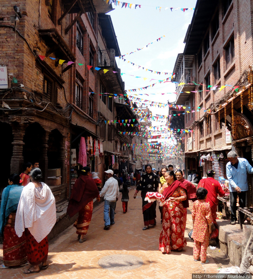 Улицы Бхактапура ярко украшены — город готовится к наступлению Нового Года. 2068-го. Непал
