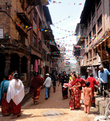 Улицы Бхактапура ярко украшены — город готовится к наступлению Нового Года. 2068-го.