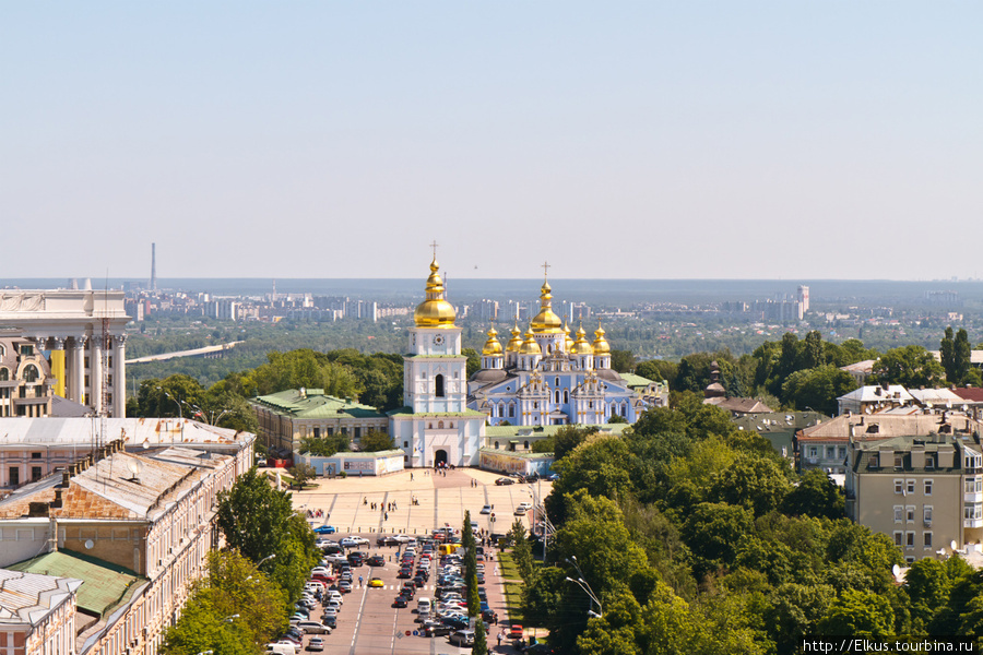 Софийская полщадь, вдали виден Михаловский Златоверхий монастырь — один из древнейших монастырей в Киеве Киев, Украина