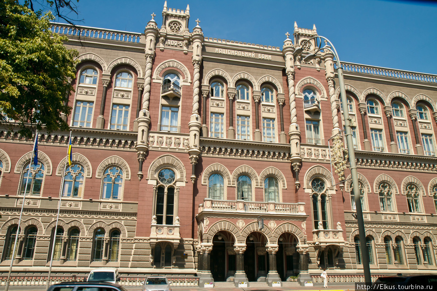 Национальный банк Украины (1902-1905, арх. Кобелев, Вербицкий, стилизация под ранний ренесанс).Первоначально здание было двухэтажным, в 1934 году его надстроили. Киев, Украина