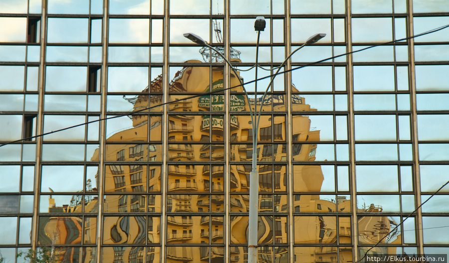 Отражение в фасаде гостиницы Лыбидь Киев, Украина