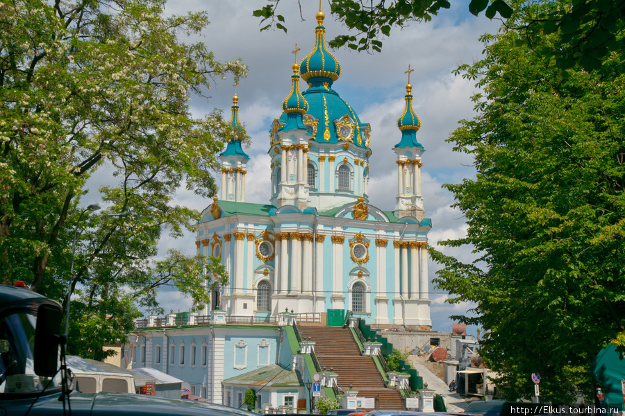 Андреевская церковь Была сооружена по приказу императрицы Елизаветы Петровны в 1749—1754 годахна месте, где, по преданию, был воздвигнут крест апостолом Андреем Первозванным во время его путешествия на Север. Киев, Украина