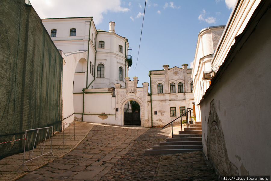 Стена разделяет светскую (музей) и церковную часть Киев, Украина