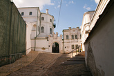 Стена разделяет светскую (музей) и церковную часть