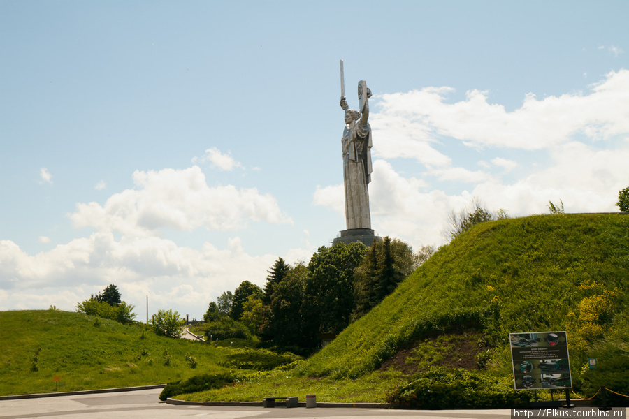 «Родина-мать». Высота скульптуры от пьедестала до кончика меча — 62 м, общая высота — 102 м, вес — около 500 т. Киев, Украина