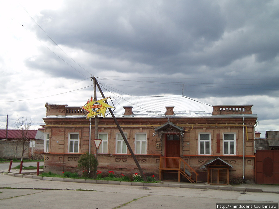 Красивое здание довоенной постройки Дигора, Россия
