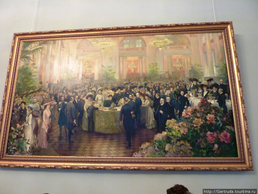 Картина напоминает, что здесь было Дворянское собрание. Санкт-Петербург, Россия