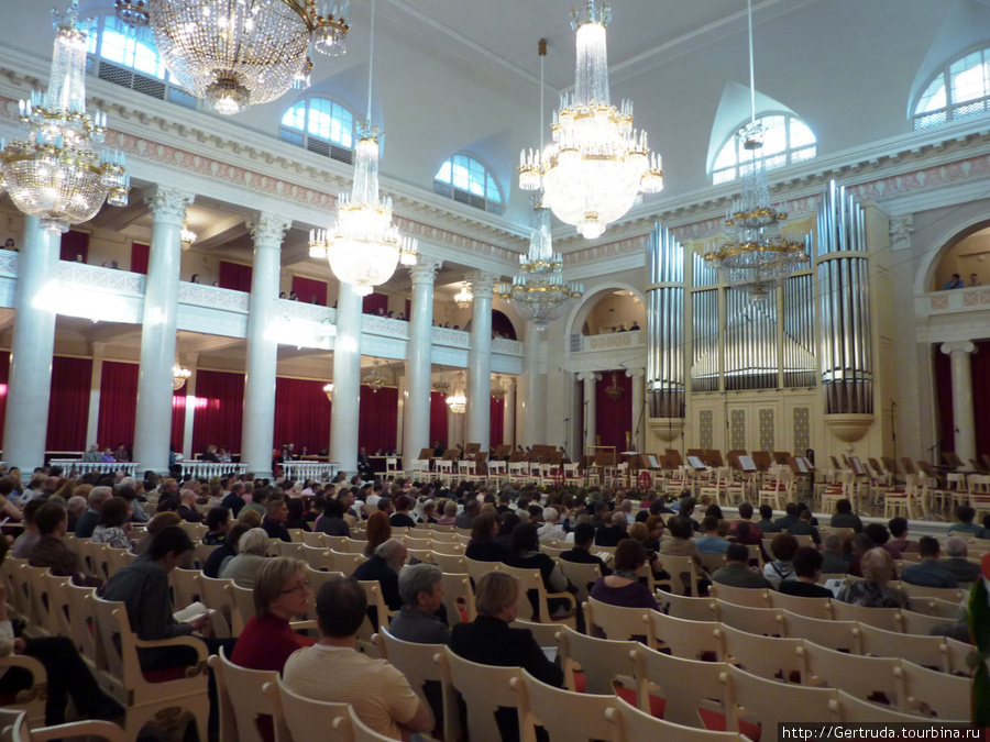 В зрительном зале перед концертом симфонического оркестра. Санкт-Петербург, Россия